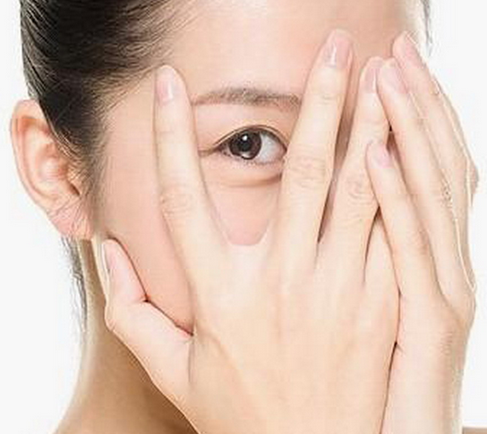 近視手術(shù)PK隱形眼鏡，哪個(gè)更好？